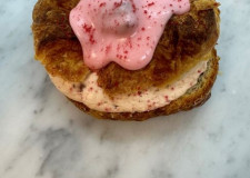 Fastelavnsbolle med hindbær/rabarber skum