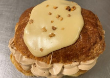 Fastelavnsbolle med karamelskum, crunch og æble